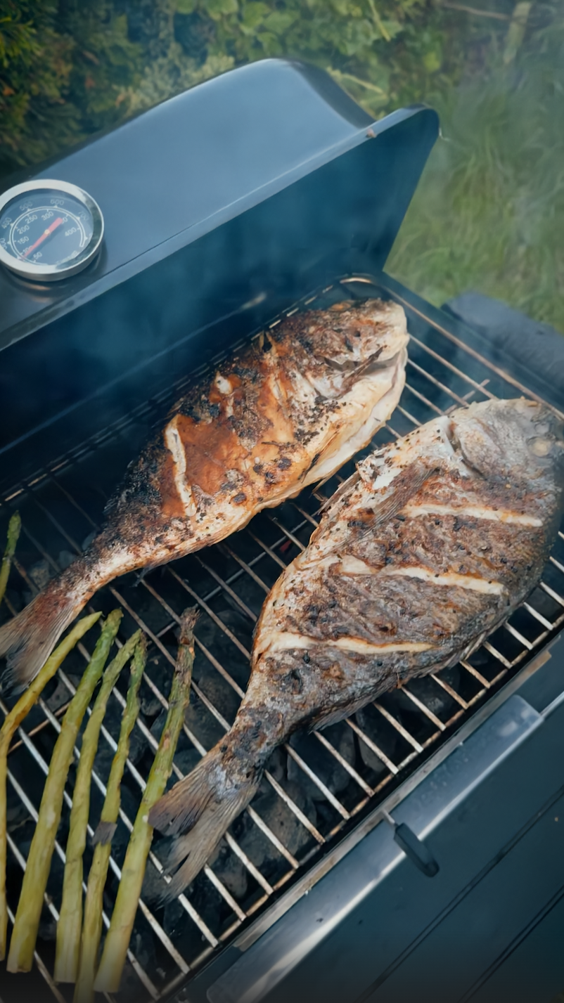 Целая белая рыба на угольном гриле: простой способ