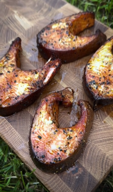 Рецепт вкусной копченой семги или форели на угольном гриле!