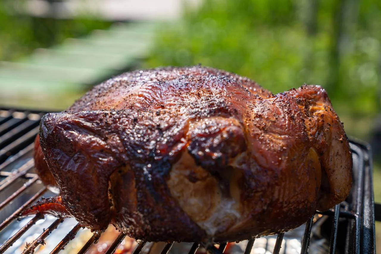 Копчёная курица на гриле с ароматной щепой